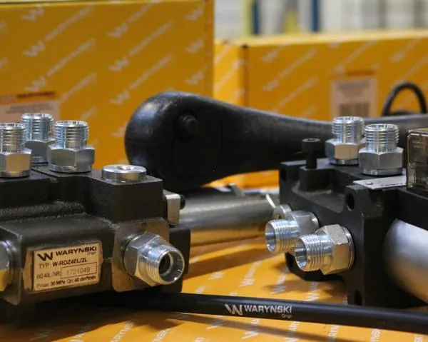 Zestaw: Rozdzielacz 2-sek. + Elektrozawór + Joystick z przyciskiem + Elementy złączne + Linki na kulkę stalową 2000mm Waryński - obrazek 2
